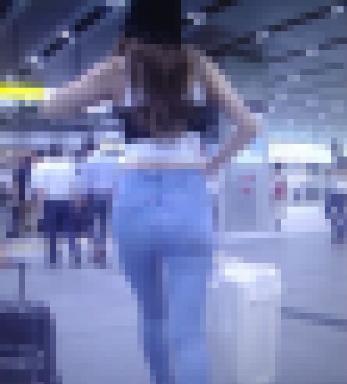 長身でスタイル抜群の極上セクシー美人ギャルがスキニーデニムで爆エロボディ見せつけながら歩いてるよ　サンプル画像1