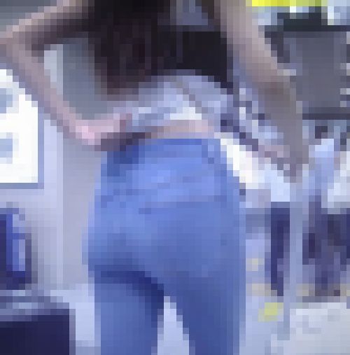 長身でスタイル抜群の極上セクシー美人ギャルがスキニーデニムで爆エロボディ見せつけながら歩いてるよ　サンプル画像2