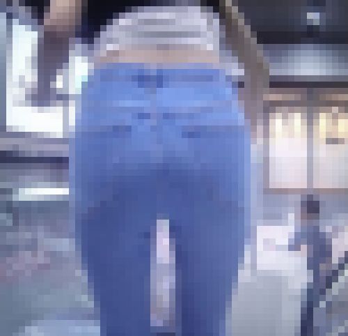 長身でスタイル抜群の極上セクシー美人ギャルがスキニーデニムで爆エロボディ見せつけながら歩いてるよ　サンプル画像3