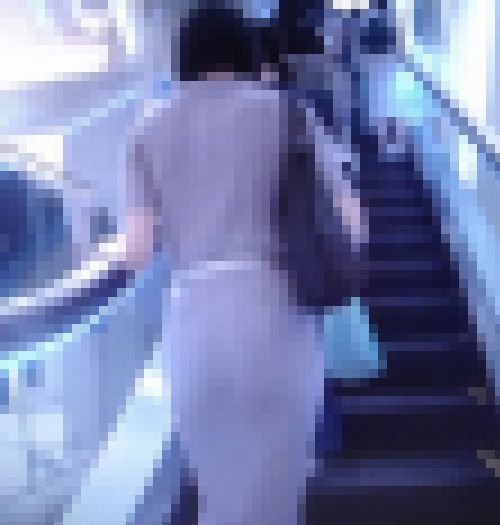 物凄く上品な清楚お嬢様系美女がピタピタワンピ着てエスカレーター乗ってるよ サンプル画像