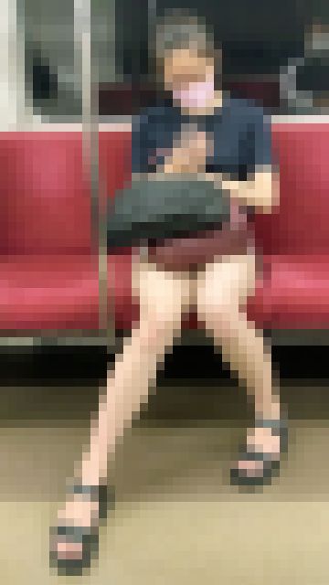自慢の美味しそうなエロ生脚を見せつける可愛いお姉さんを対面撮影（其の二）　サンプル画像2