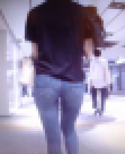 スタイル抜群のセレブ系美女が密着スキニーデニム履いて美尻をムニュムニュさせて歩いてるよ　サンプル画像1