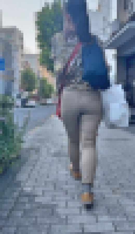セレブマダムの完熟した巨尻をたっぷりムニュらせてイヤらしく男を誘惑！ 下品なスキニーチノパン 奥様編　サンプル画像3