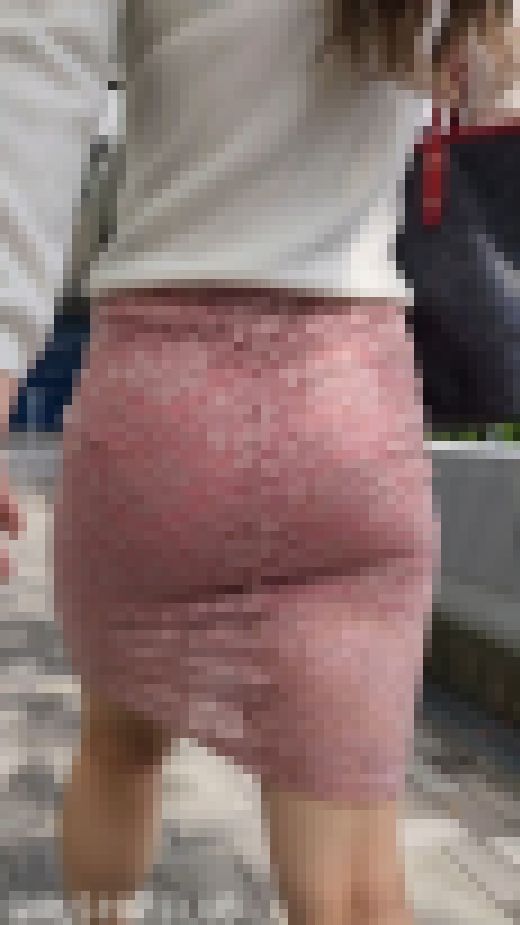 【ピンクタイスカ】屋外を歩く透け透けスカートのデカ尻OL3　サンプル画像3