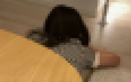 姉 こたつの中 ショーパンデニム 前編【家庭内盗撮】　サンプル画像2
