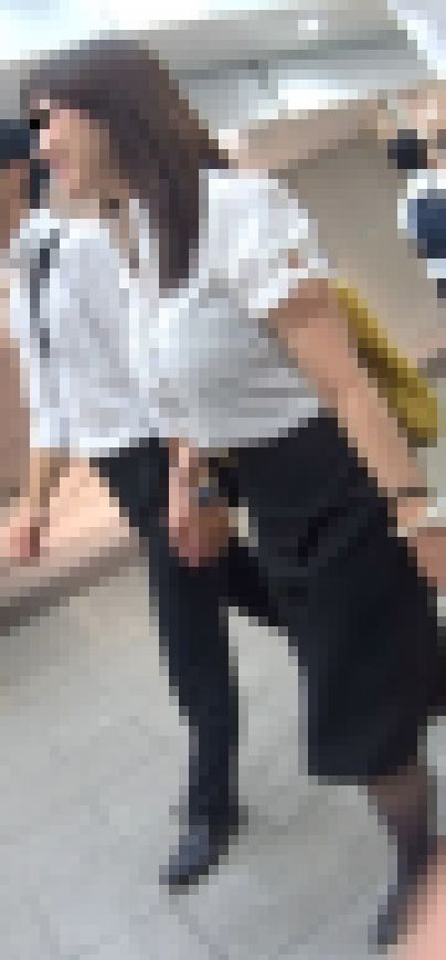 美人OLのアフター５な美女横乳！ サンプル画像