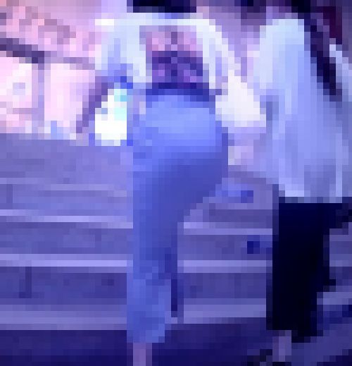 タイトスカートを履いた美少女が腰をクネらせながら美巨尻ふって歩いてるよ サンプル画像