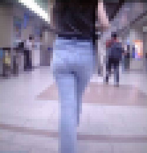 超激カワギャルが凄尻をパッツンパッツンにさせてスキニーデニム履いて歩いてるよ サンプル画像