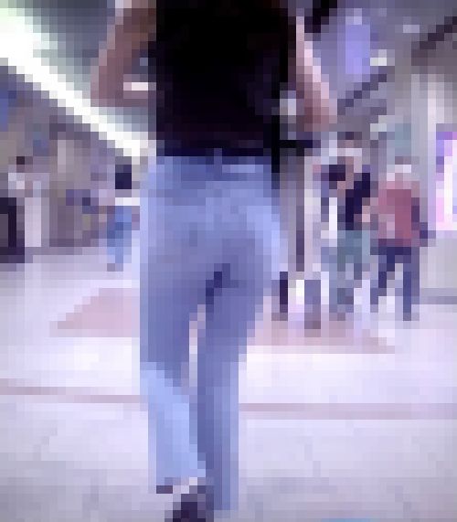 超激カワギャルが凄尻をパッツンパッツンにさせてスキニーデニム履いて歩いてるよ　サンプル画像1