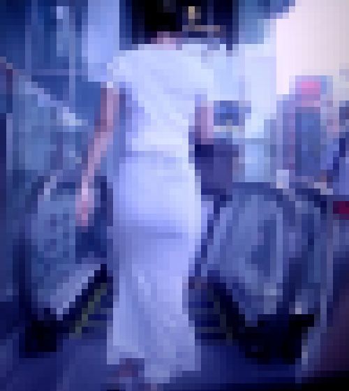 極上清楚系美女が薄いスウエット生地のタイトスカートを履いてエロくまとわりつかせながら歩いてるよ　サンプル画像2