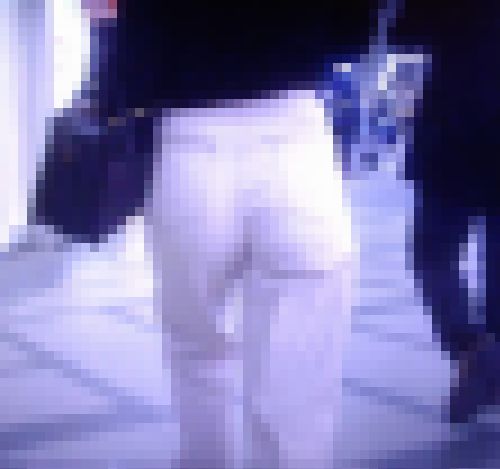 仕事帰りの超爆尻超美人ＯＬが白のピタピタモッコリデニム履いて歩いてるよ　サンプル画像1