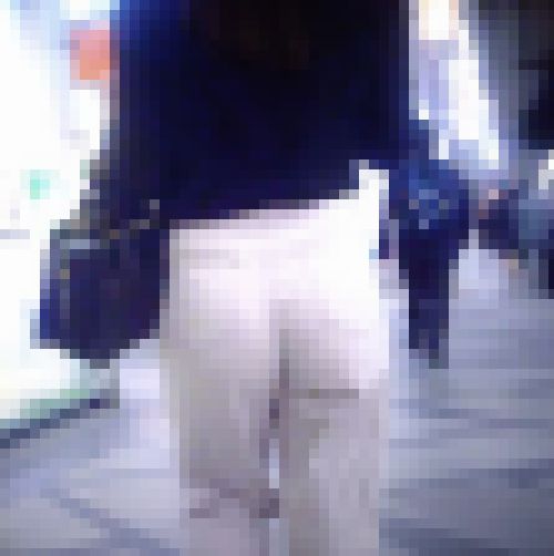 仕事帰りの超爆尻超美人ＯＬが白のピタピタモッコリデニム履いて歩いてるよ　サンプル画像2