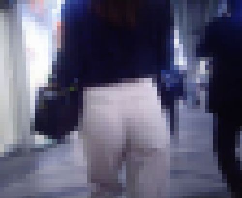 仕事帰りの超爆尻超美人ＯＬが白のピタピタモッコリデニム履いて歩いてるよ　サンプル画像3