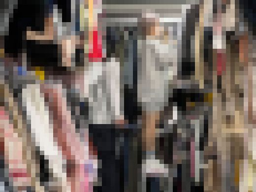 【激ヤバ店長】下北沢の古着屋でチビギャル&めちゃかわJDのパンチラ盗撮 サンプル画像1
