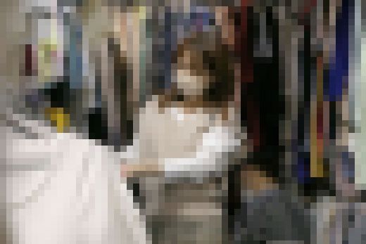 【激ヤバ店長】下北沢の古着屋でチビギャル&めちゃかわJDのパンチラ盗撮 サンプル画像3