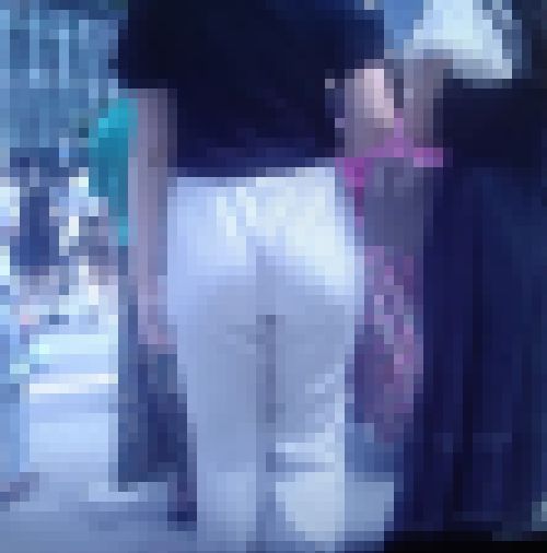 超可愛い清楚系美少女が大きなヒップをプリっとさせて白のもっこりピタパン履いて歩いてるよ　サンプル画像3