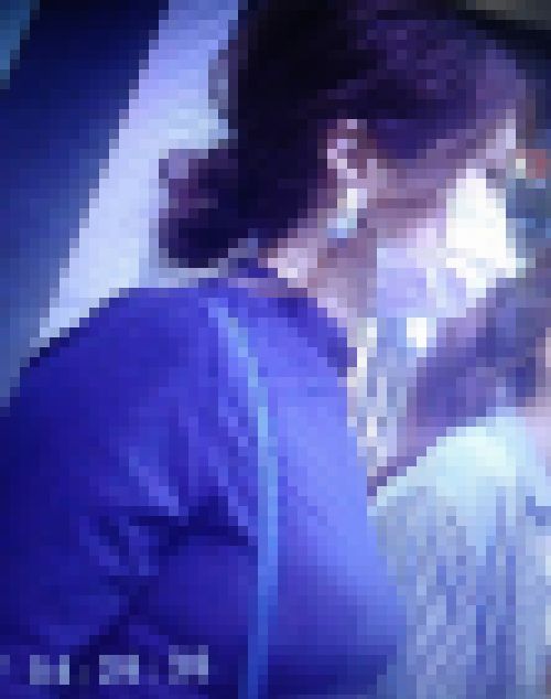 若くて色気ムンムン美女が突き出た美巨乳で横チチ強調して歩く姿がエロい　サンプル画像2