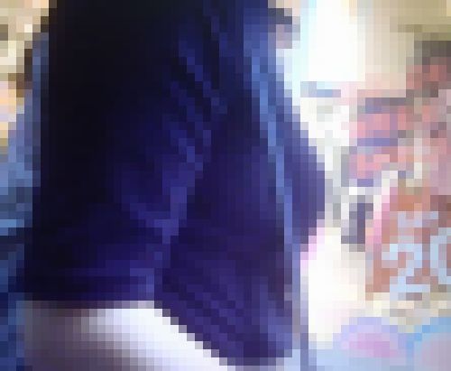 若くて色気ムンムン美女が突き出た美巨乳で横チチ強調して歩く姿がエロい　サンプル画像3