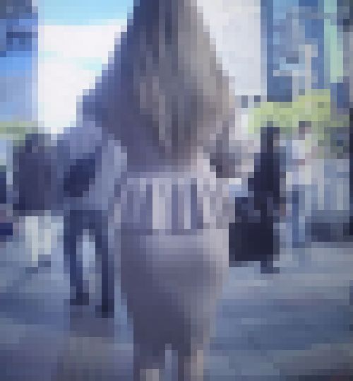 めっちゃドエロフェイスでスタイル抜群の美人ギャルが派手派手ワンピ着て歩いてるよ サンプル画像