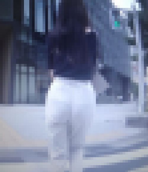 清楚系美人OLが白いピタパンで美巨尻をもっこりさせてエロいライン出して歩いてるよ サンプル画像