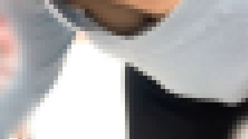 えり【胸チラ動画】上を見上げるお姉さんのB見えまくり　サンプル画像2