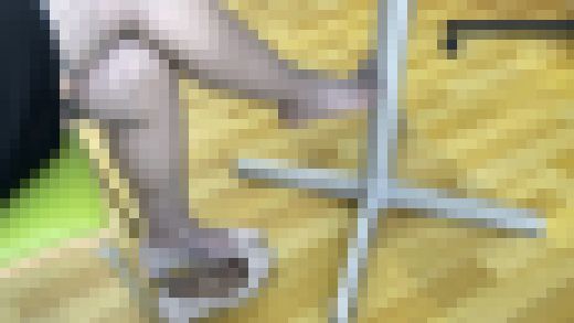 【2K高画質動画】同僚OLのグレーガーターストッキング盗撮　サンプル画像2