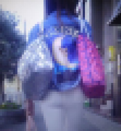 美脚でプリっとしたお尻が魅力的な美人ギャルがピタピタ白パン履いて歩いてるよ　サンプル画像1