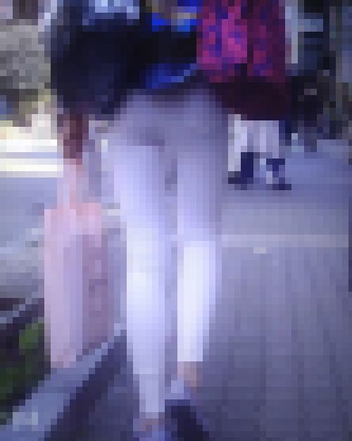 美脚でプリっとしたお尻が魅力的な美人ギャルがピタピタ白パン履いて歩いてるよ　サンプル画像2