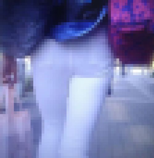 美脚でプリっとしたお尻が魅力的な美人ギャルがピタピタ白パン履いて歩いてるよ　サンプル画像3