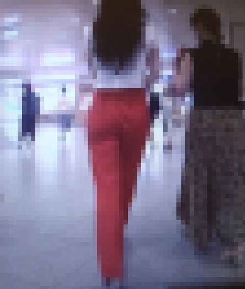 超スタイル抜群の美巨尻美女がピタピタ赤パン履いて歩いてるよ♪　サンプル画像1
