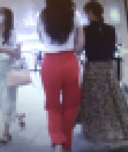 超スタイル抜群の美巨尻美女がピタピタ赤パン履いて歩いてるよ♪　サンプル画像2
