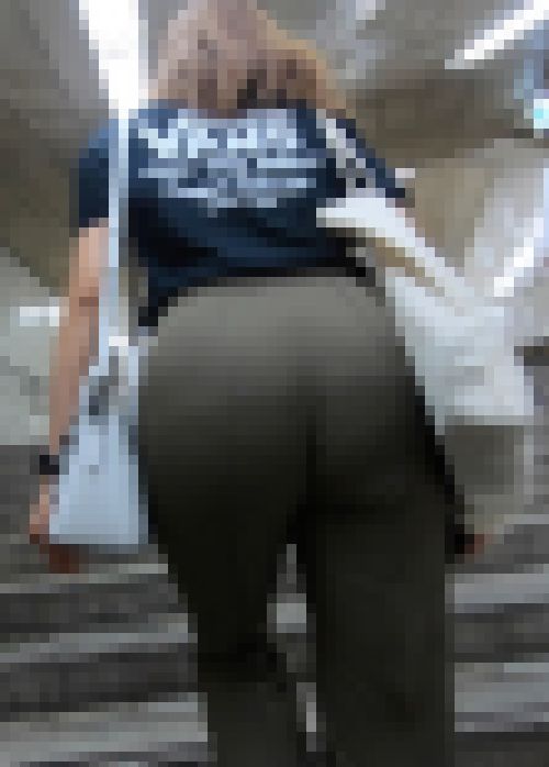 面積が小さなパンティをはいたお姉さん　サンプル画像1