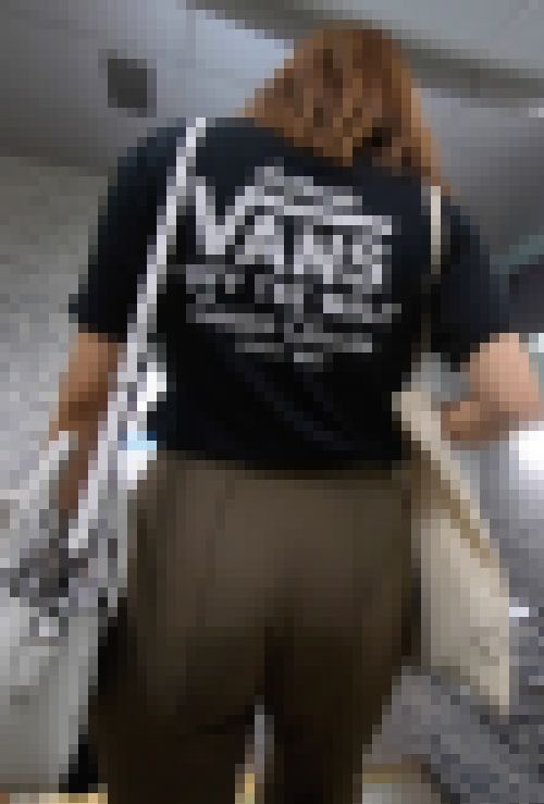 面積が小さなパンティをはいたお姉さん　サンプル画像3