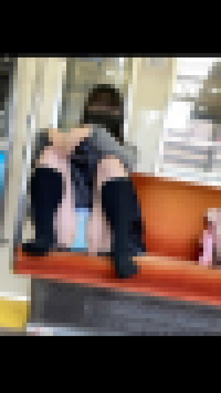 ☆挑発制服女子電車内盗撮☆顔撮影あり サンプル画像