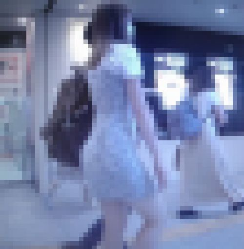 超巨尻美形美少女がタイトワンピ着て魅力的で大きなお尻もっこりさせて歩いてるよ　サンプル画像1