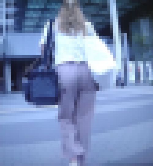 華やかなイマドキ美人OLが、ピタめのパンツ履いてデカ尻ムニュムニュさせて歩いてるよ　サンプル画像2
