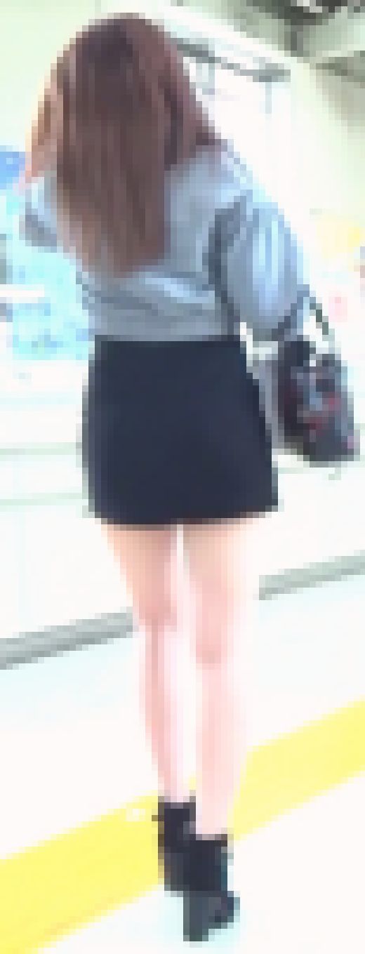 [★新作]パンチラ盗撮 超ミニスカギャル 白パンツを強引に超接近撮影 手でカメラをスカートの中へ押し込み　サンプル画像1
