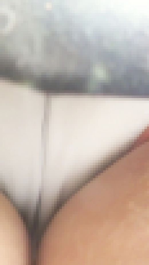 [★新作]パンチラ盗撮 超ミニスカギャル 白パンツを強引に超接近撮影 手でカメラをスカートの中へ押し込み　サンプル画像2