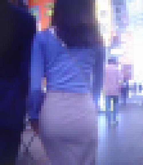 エッチな雰囲気の清楚系若妻美女が昼間っからサラリーマンとイチャイチャしながら歩いてるよ　サンプル画像1