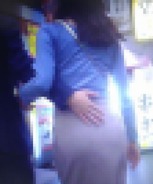 エッチな雰囲気の清楚系若妻美女が昼間っからサラリーマンとイチャイチャしながら歩いてるよ　サンプル画像3