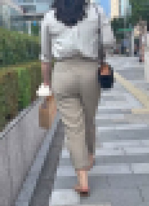 スケベな肉感むちむちエロボディ＋アメリカンサイズのメガ尻をムニュらせて男を挑発！ 下品なロングパンツ お姉さん編 MP4　サンプル画像1