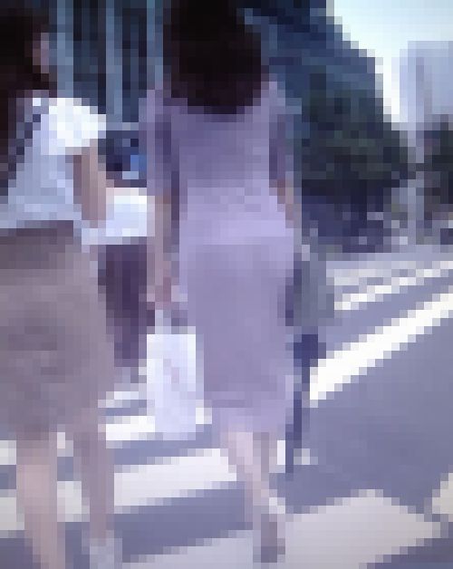 スタイル抜群の清楚お嬢様系美女がタイトワンピでエロいライン出して歩いてるよ サンプル画像