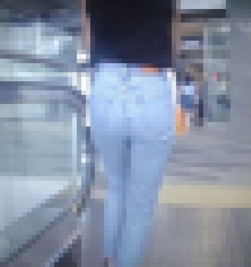 めっちゃお尻が大きな美人ギャルがピタピタデニム履いて歩いてるよ　サンプル画像3