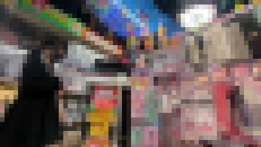 【パンチラ盗撮】トー横近くのド◯キで見つけたツインテールぴえん系童顔炉利少女の食い込みパンツを凸撃撮　サンプル画像1