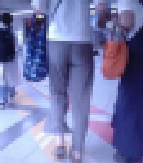 生活感のある美人で長身の若妻がペラペラパンツでお尻ムニュムニュさせて歩いてるよ サンプル画像