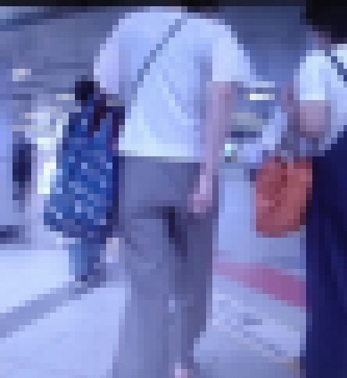 生活感のある美人で長身の若妻がペラペラパンツでお尻ムニュムニュさせて歩いてるよ　サンプル画像2