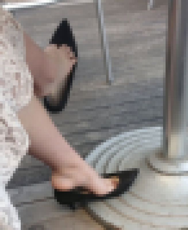 ４Ｋ★漂う生ごみ臭★激臭！素足パンプスでムレムレの足を室内外で徹底的に見せつける清楚系女子大生 サンプル画像