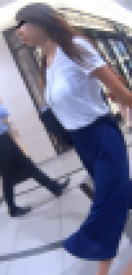 くびれ巨乳OLの横乳に接近！ サンプル画像