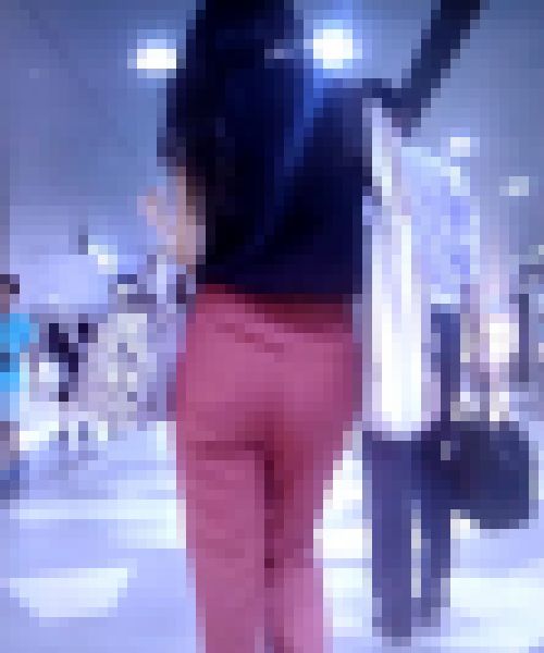 スタイル抜群ハイスペック美女が赤デニムピタパンでプリ尻ふって歩いてるよ　サンプル画像1