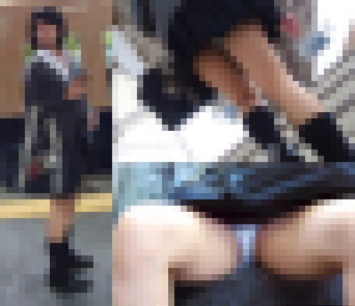 電車内で制服少女の周囲を気にしない大開脚パンチラ盗撮動画 サンプル画像